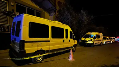 Denizli'de park halindeki minibüse pompalı tüfekle 3 el ateş açıldı!