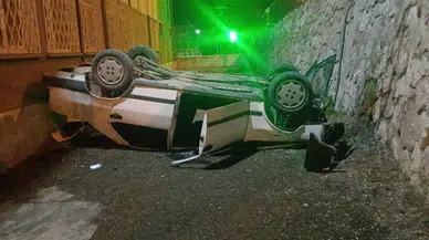 Çorum'da otomobil okulun bahçesine düştü: 2 kişi yaralandı