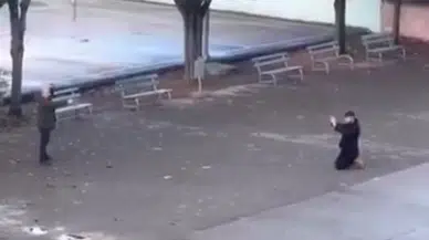 Lise bahçesinde korku dolu anlar: Kızını rahatsız eden genci rehin aldı