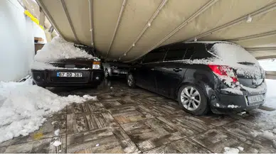 Karabük’te kar nedeniyle garaj çöktü: 3 araç zarar gördü