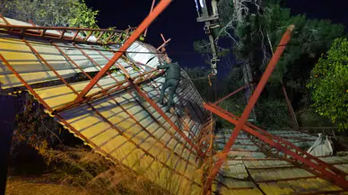Mersin'de şiddetli fırtına: Evin çatısı uçtu asırlık meşe ağacı devrildi