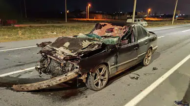 Afyonkarahisar’da feci kaza: Tıra çarpan otomobil hurdaya döndü!