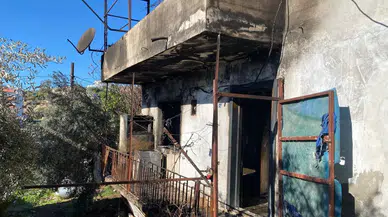 Mersin'de korkutan yangın: Engelli çocukları olan ailenin evi küle döndü