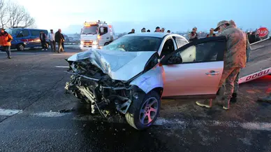 Kars'ta iki otomobil çarpıştı: Çok sayıda yaralı var!