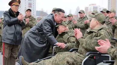 Kim Jong Un Rusya’dan dönen askerleri karşıladı