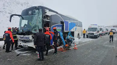 Erzincan'da otobüs tıra çarptı: Kazada 3 kişi yaralandı