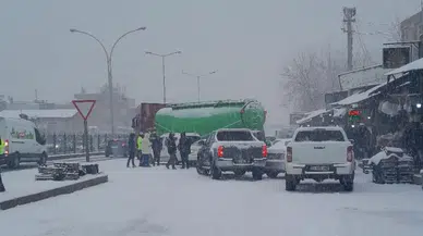 Diyarbakır'da kar yağışı zincirleme kazaya neden oldu: 5 araç birbirine girdi