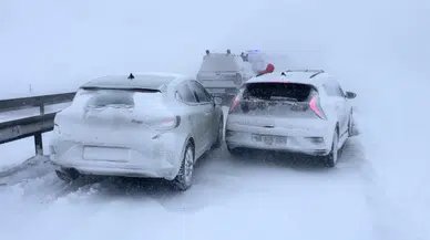 Sivas’ta kar esareti kazayı getirdi: 5 araç birbirine girdi, yaralılar var!