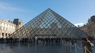 Louvre Müzesi'nde su sızıntısı nedeniyle 400 nadir kitap hasar gördü