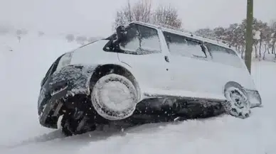 Siirt’te olumsuz hava koşulları araçları ve ambulansı yolda mahsur bıraktı