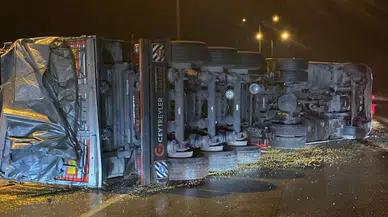 Osmaniye’de mısır yüklü kamyon devrildi: Sürücü yaralandı