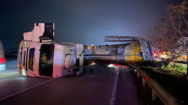 Serik’te kaza: TIR’ın dorsesi direği devirdi, zincirleme kaza oldu