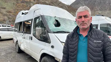 Artvin’de üzerine kaya düşen minibüs hurdaya döndü: Şoför dehşet anlarını anlattı