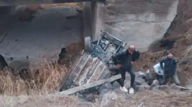 Sivas'ta otomobil, köprünün altına düştü: 1 ölü, 2 yaralı