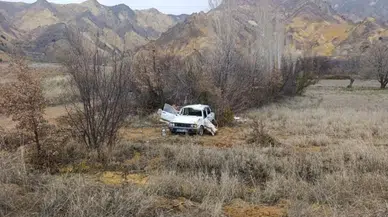 Sivas'ta otomobil şarampole devrildi: Ölü ve yaralılar var