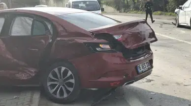 Sakarya'da iki otomobil çarpıştı: Yaralılar var