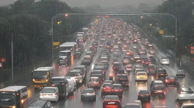 İstanbul'da yağmur trafiği kitledi