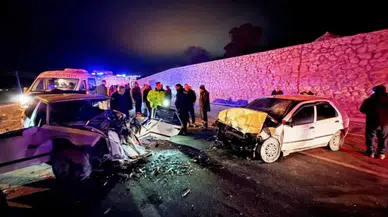 Kütahya'da iki otomobil kafa kafaya çarpıştı: 1'i bebek 4 yaralı