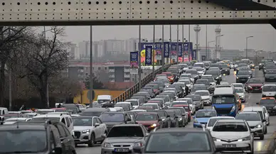 Ankara'da AVM yoğunluğu trafiği kilitledi: Sürücüler saatlerce yolda kaldı!