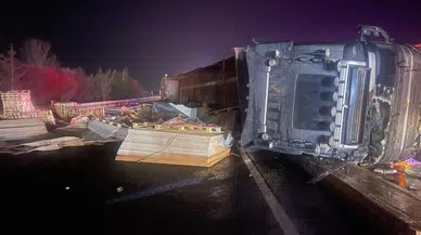 Konya'da otomobile çarpan tır devrildi: 2 yaralı