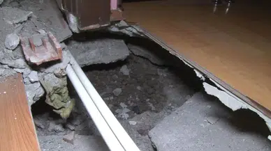 Fatih'te korku dolu anlar: 4 katlı binanın zemini çöktü
