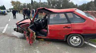 Balıkesir'de otomobil ile hafif ticari araç çarpıştı: 3 kişi yaralandı