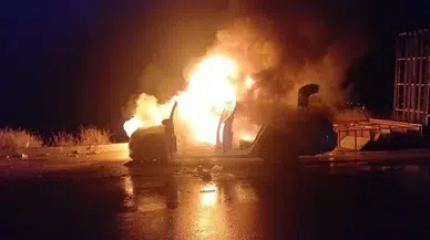 Çorum'da park halindeki otomobil alev alev yandı