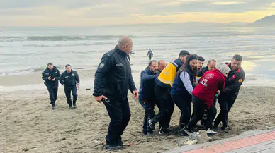 Denize atlayan kadını itfaiye kurtardı