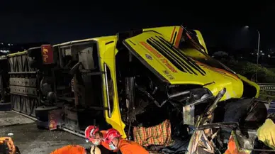 Yolcu otobüsü devrildi: 16 kişi hayatını kaybetti