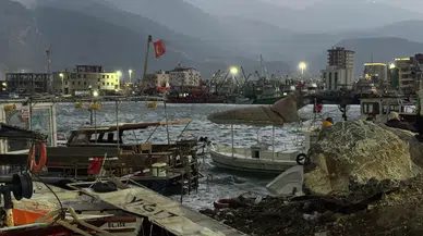 Hatay’da şiddetli fırtına nedeniyle 5 tekne ve 1 yat alabora oldu