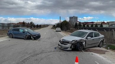 Uşak'ta iki otomobil kafa kafaya çarpıştı! 2 yaralı