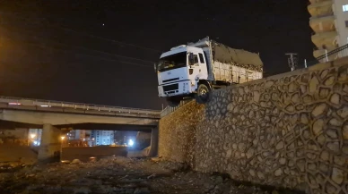 Osmaniye’de gizemli kaza: Kamyon duvara asılı kaldı, sürücü...