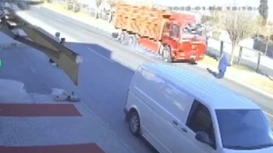Şanlıurfa'da kamyonun çarptığı kadın can verdi! O anlar kamerada
