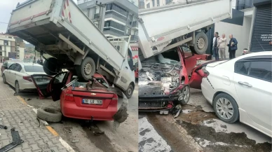 Otomobil, park halindeki kamyonun altına girdi