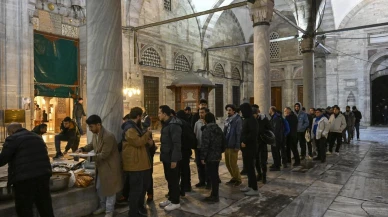 Şehzadebaşı Camii'nde toplanan kalabalık caminin tahribatına karşı nöbet tuttu