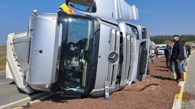 Balıkesir'de tır devrildi! Yol trafiğe kapandı