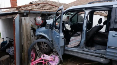 Edirne'de otomobil gecekonduya çarptı!