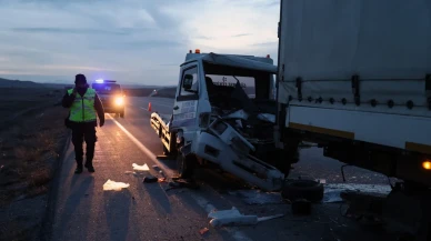 Sivas'ta oto kurtarma aracı tıra çarptı: 3 yaralı!