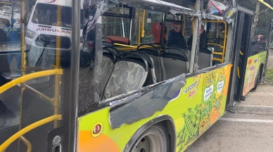 Bursa'da halk otobüsü aydınlatma direğine çarptı: Çok sayıda yaralı var