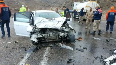 Otomobiller çarpıştı: Ölü ve yaralılar var