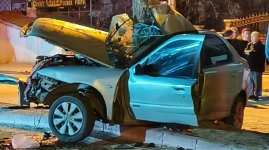 Konya'da ağaca çarpan otomobil hurdaya döndü