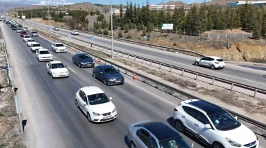 43 ilin geçiş güzergahında bayram günü yoğun trafik!
