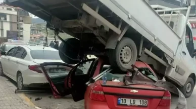 Balıkesir'de otomobil kamyonetin altına girdi: 3 yaralı!
