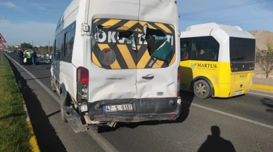 Mardin'de tır, işçi servisine çarptı! 2 yaralı