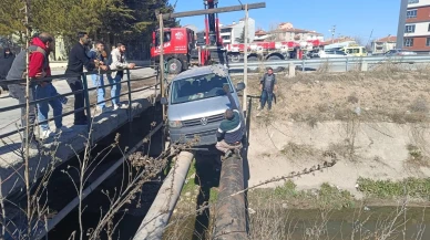 Eskişehir’de feci kaza! Araç su kanalı üzerinde asılı kaldı