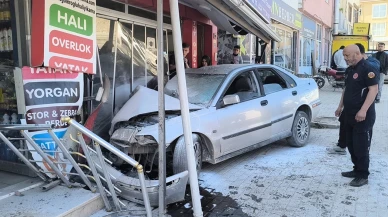 Bursa'da otomobil iş yerinin duvarına girdi! O anlar kamerada
