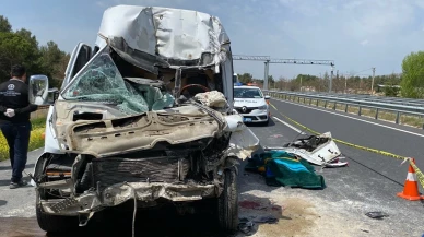 Denizli'de korkunç kaza: Minibüs tıra çarptı! 1 ölü