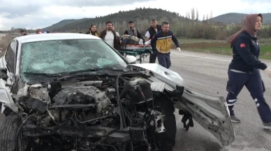 Kütahya'da iki otomobil kafa kafaya çarpıştı: 3 yaralı