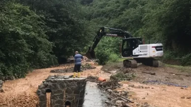 Trabzon Araklı'da heyelan nedeniyle mahalle yolu ulaşıma kapandı