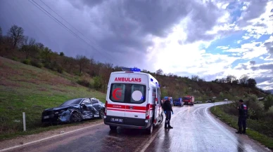 Amasya’da feci kaza: 2 otomobil çarpıştı, 3 yaralı!